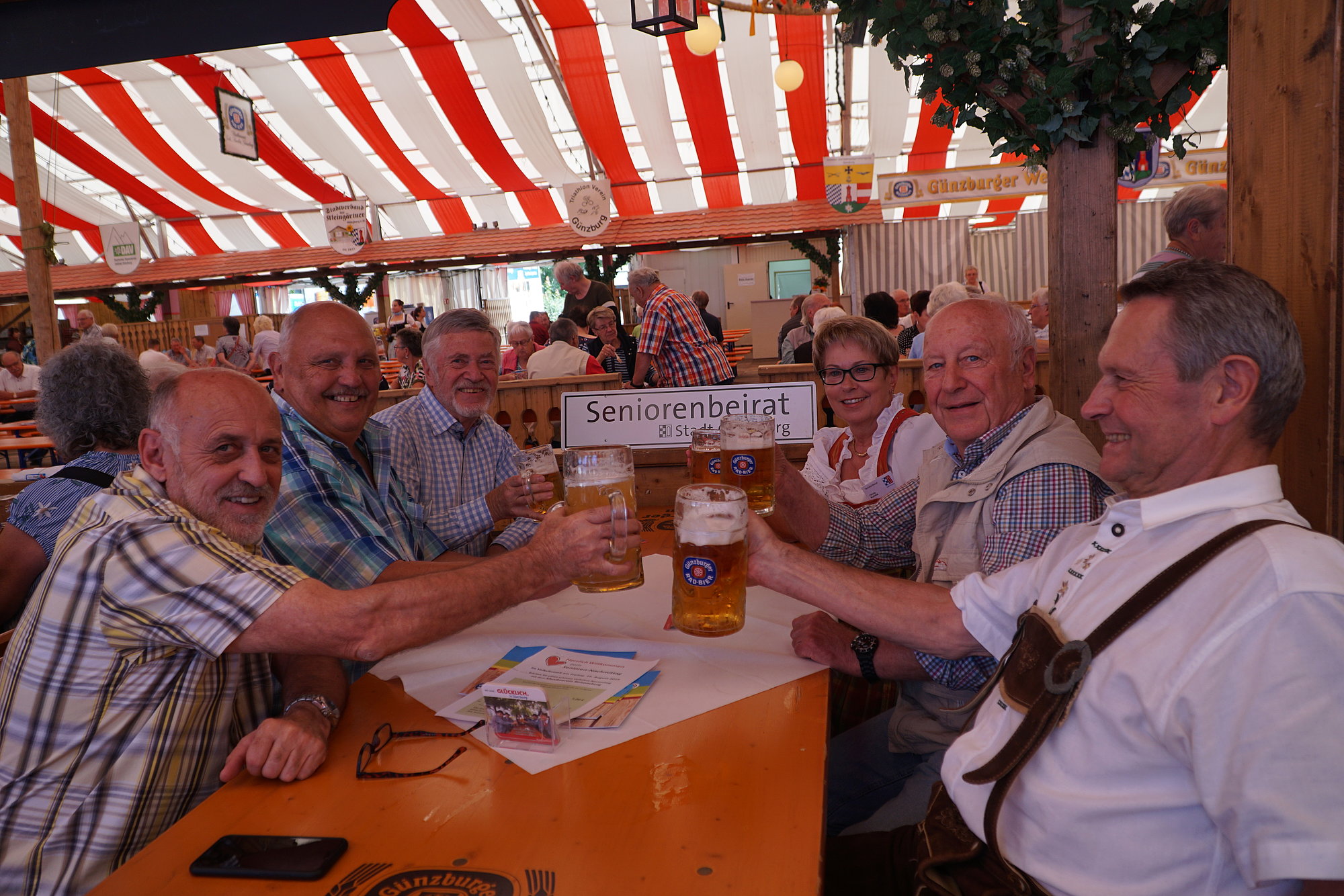Mitglieder des Seniorenbeirats auf dem Volksfest. Foto: Julia Ehrlich/ Stadt Günzburg