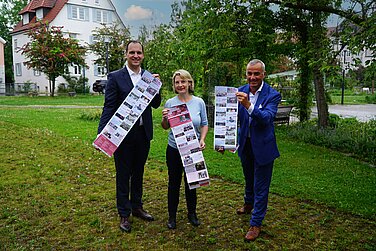Daniel Gastl, Karin Scheuermann und Gerhard Jauernig präsentieren den Kultursommer-Flyer. Foto 1: Johanna Hofgärtner/Stadt Günzburg