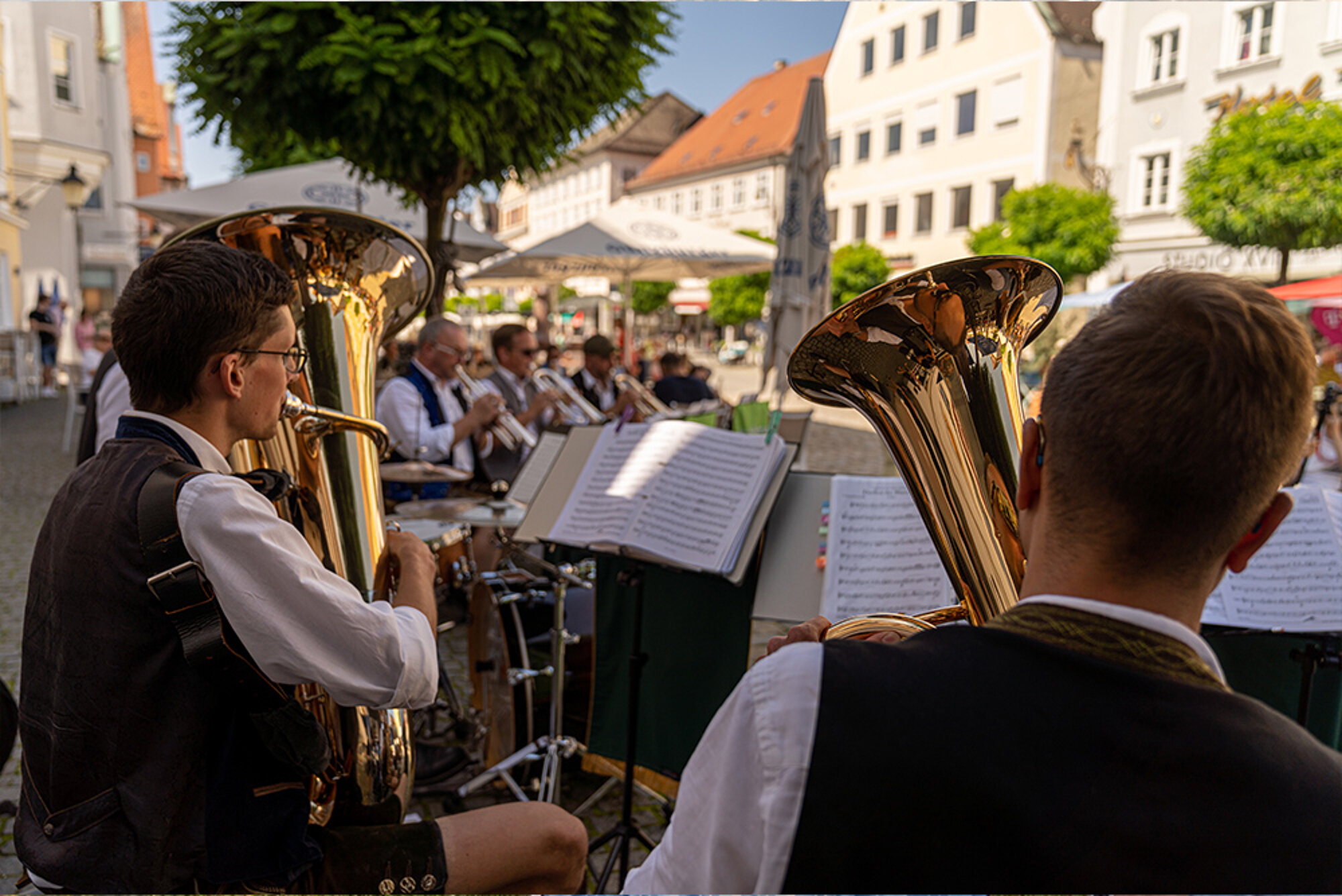 Die Vielfalt begeistert: von Blasmusik bis Reggae, von Newcomer-Rock bis klassischem Theater, auf dem belebten Marktplatz oder im versteckten Innenhof. Foto: Philipp Röger für die Stadt Günzburg