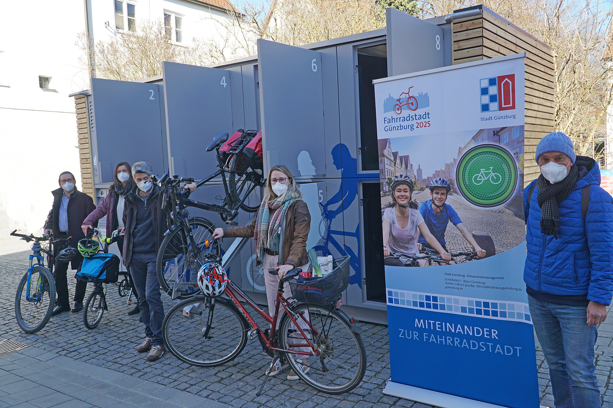 Oberbürgermeister Gerhard Jauernig an der neuen zweistöckigen Fahrradabstellanlage in der Kapuzinergasse. Foto: Julia Ehrlich/Stadt Günzburg