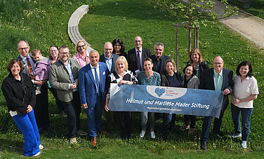 Knapp 90.000 Euro wurden nun von den Stiftungen „Ein Herz für Günzburg“ und „Helmut und Marliese Mader Stiftung“ ausgeschüttet. Foto: Michael Lindner/Stadt Günzburg