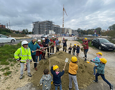 Große Freude bei allen Beteiligten am Spatenstich in Günzburg: Die Arbeiten an der neuen Kita Auweg sind nun gestartet. Foto: Michael Lindner/Stadt Günzburg