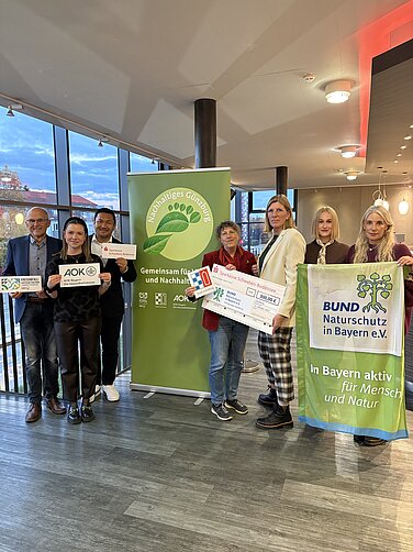 Von links: Anton Fink (Kreisabfallwirtschaft)Julia Schiffelholz (AOK), Minh Pham (Sparkasse), 2. Bürgermeisterin Ruth Niemetz, Vertreterinnen des Bund Naturschutz Vanessa Lochbrunner, Paula Reiter, Agnes Riemenschneider-Rottler. Foto: Dominik Thoma Von links: Anton Fink (Kreisabfallwirtschaft)Julia Schiffelholz (AOK), Minh Pham (Sparkasse), 2. Bürgermeisterin Ruth Niemetz, Vertreterinnen des Bund Naturschutz Vanessa Lochbrunner, Paula Reiter, Agnes Riemenschneider-Rottler. Foto: Dominik Thoma