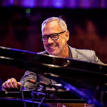 Der bekannte Pianist Thilo Wolf kommt mit seinem Trio am 24. Oktober 2025 ins Heimatmuseum Günzburg. Foto: Sascha Pöltl