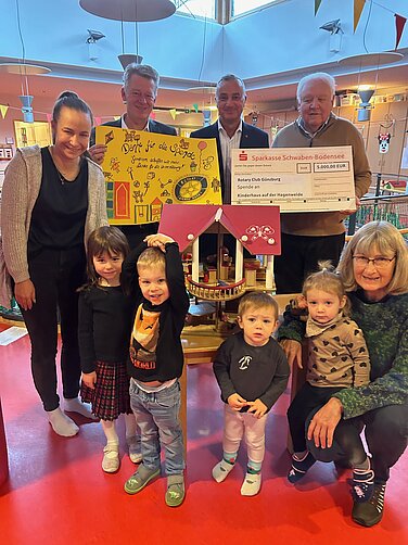 Große Freude bringt die Spende in Höhe von 5000 Euro des Rotary Clubs Günzburg. Foto: Monika Rudolph/ Stadt Günzburg