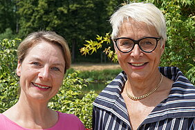 Karin Scheuermann (links) und Claudia Knoll sind die beiden Geschäftsführerinnen der Landesgartenschau Günzburg 2029 GmbH. Foto: Johanna Hofgärtner