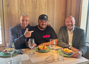 Am 24. Mai gibt es im Waldbad einen Familientag. Dann ist auch der neue Gastronomiebereich fertig. Dementsprechend groß ist die Vorfreude bei (von links) Oberbürgermeister Gerhard Jauernig, Pächter Josef Fritz und Stadtwerke-Vorst Am 24. Mai gibt es im Waldbad einen Familientag. Pünktlich zu dem Termin wird auch der neue Gastronomiebereich fertig sein. Dementsprechend groß ist die Vorfreude bei (von links) Oberbürgermeister Gerhard Jauernig, Pächter Josef Fritz und Stadtwerke-Vorstand Lothar Böck. Foto: Michael Lindner/ Stadt Günzburg