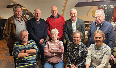 Oberbürgermeister Gerhard Jauernig mit einem Teil der Mitglieder von „Aktiv. In Günzburg.“. Foto: Michael Märzluft/Stadt Günzburg