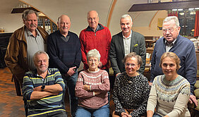 Oberbürgermeister Gerhard Jauernig mit einem Teil der Mitglieder von „Aktiv. In Günzburg.“. Foto: Michael Märzluft/Stadt Günzburg