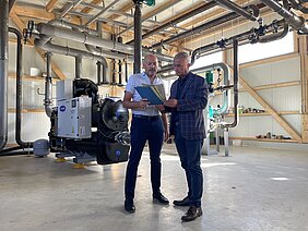 Stadtwerke-Vorstand Lothar Böck (links) und Oberbürgermeister Gerhard Jauernig geben einen Einblick in die kommunale Wärmeversorgung Günzburgs. Foto: Michael Lindner/Stadt Günzburg