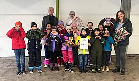 Die Günzburger Grundschule Auf der Bleiche erhielt von Kultusministerin Anna Stolz für den Einsatz des Bayerischen Lesescreenings ein Zeichen der Anerkennung. Foto: Grundschule Auf der Bleiche