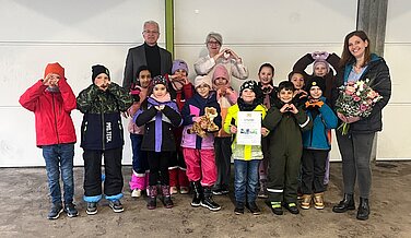 Die Günzburger Grundschule Auf der Bleiche erhielt von Kultusministerin Anna Stolz für den Einsatz des Bayerischen Lesescreenings ein Zeichen der Anerkennung. Foto: Grundschule Auf der Bleiche