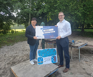 Maximilian Reichelt, Privatkunden-Betreuer der VR-Bank Donau-Mindel, und Martina Porkert, Stellvertretende Leitung Kinderhaus Hagenweide, bei der Scheckübergabe in Günzburg. Foto: Kinderhaus Hagenweide