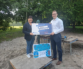 Maximilian Reichelt, Privatkunden-Betreuer der VR-Bank Donau-Mindel, und Martina Porkert, Stellvertretende Leitung Kinderhaus Hagenweide, bei der Scheckübergabe in Günzburg. Foto: Kinderhaus Hagenweide