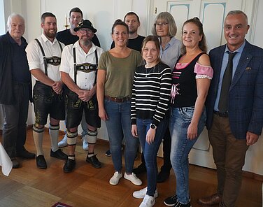 Seinen großen Dank sprach Oberbürgermeister Gerhard Jauernig allen Spendern für Betroffene des Juni-Hochwassers bei einem Empfang im Rathaus aus. Foto: Verena Potell/ Stadt Günzburg