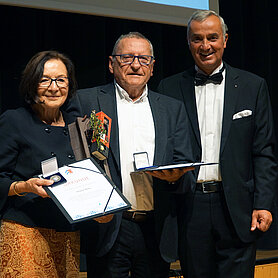 Auszeichnung für Ursula und Herbert Seitz. Foto: Johanna Hofgärtner/Stadt 