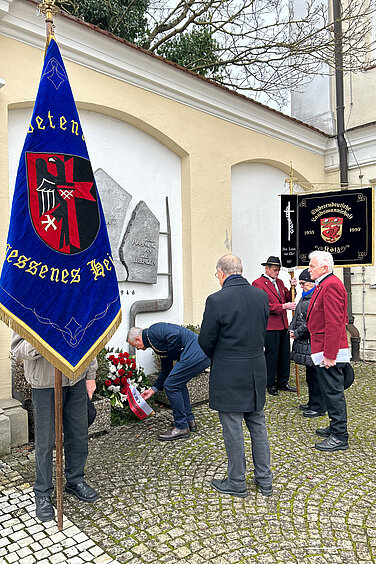 Oberbürgermeister Gerhard Jauernig legt zur Erinnerung einen Kranz im Dossenbergerhof nieder. Fotos: Julia Ehrlich/ Stadt Günzburg
