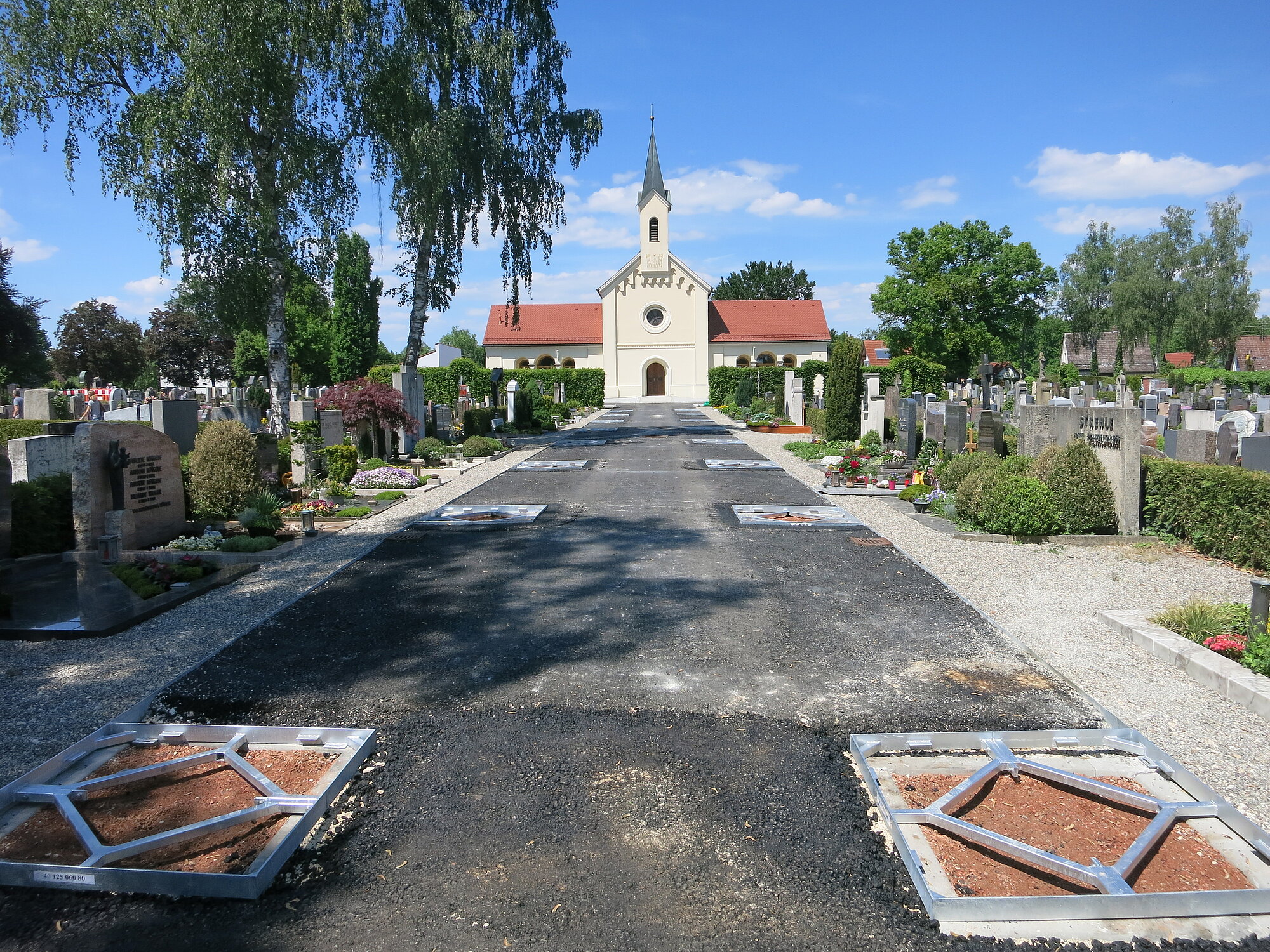 Auf dem städtischen Friedhof beginnen die vom Seniorenbeirat beantragten Arbeiten zur Herstellung der Barrierefreiheit und der rollstuhl- und rollatorgerechten Befestigung der Hauptwege