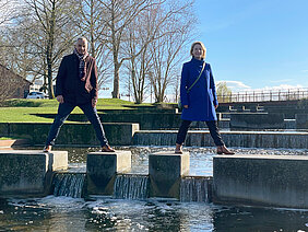 Günzburg als Stadt am Wasser – diesen Schritt verfolgen Oberbürgermeister Gerhard Jauernig und Landesgartenschau-Geschäftsführerin Karin Scheuermann. Foto: Michael Lindner/ Stadt Günzburg