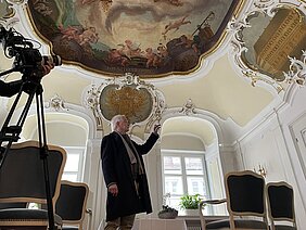 Im Münzkabinett des Günzburger Rathauses, das unter anderem ein Bild der damaligen Münzstätte zeigt, drehte ein Filmteam des saudi-arabischen Staatsfernsehens. Foto: Michael Lindner/ Stadt Günzburg