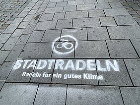 An den STADTRADELN-Logos ist der Treffpunkt für die Sternfahrt am 18. Juli 2025.  Foto: Michael Lindner/ Stadt Günzburg