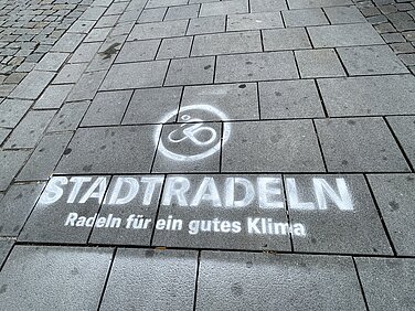 An den STADTRADELN-Logos ist der Treffpunkt für die Sternfahrt am 18. Juli 2025.  Foto: Michael Lindner/ Stadt Günzburg