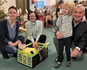 Große Freude im Katholischen Kindergarten St. Martin bei Carmen Elsäßer, Stadträtin Ursula Seitz und OB Gerhard Jauernig. (von rechts nach links). Foto: Stadt Günzburg