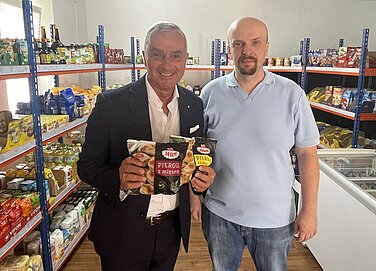 In Günzburg gibt es seit einigen Wochen ein polnisches Lebensmittelgeschäft. Oberbürgermeister Gerhard Jauernig besuchte nun Inhaber Lukasz Pozorski. Foto: Michael Lindner/Stadt Günzburg