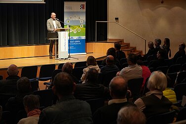 Stadtwerke-Vorstand Lothar Böck spricht über die klimafreundlichste Art der Wärmeerzeugung.