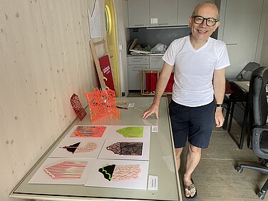 Künstler Hans Lankes mit Werken seiner „Günzburger Edition“. Foto: Johanna Hofgärtner/Stadt Günzburg