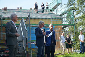 Bildunterschrift2: Im Erweiterungsbau ist Holz das dominierende Element. Bildunterschrift3: Schulleiterin Heidrun Rebenstorff freut sich über die die Sanierung und Erweiterung der Grundschule Reisensburg. Bildunterschrift4: Oberbürgermeister Gerhard Jauernig hebt den Stellenwert von Kindern in der Stadt Günzburg hervor. Bildunterschrift5: Schulamtsdirektor Robert Kaifer lobt den rasanten Baufortschritt und die neuen hellen Klassenzimmer. Bildunterschrift6: Architekt Harald Tiefenbacher spricht von einer Schule mit Wohlfühlcharakter.