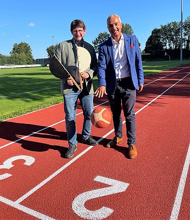 Eignungstest überstanden: Oberbürgermeister Gerhard Jauernig (r.) übergibt die frisch sanierte Sportanlage an Vereinsvorsitzenden und Ortssprecher Philipp Rauner und bedankt sich für das gute Miteinander. Foto: Carmen Willer/Stadt Günzburg