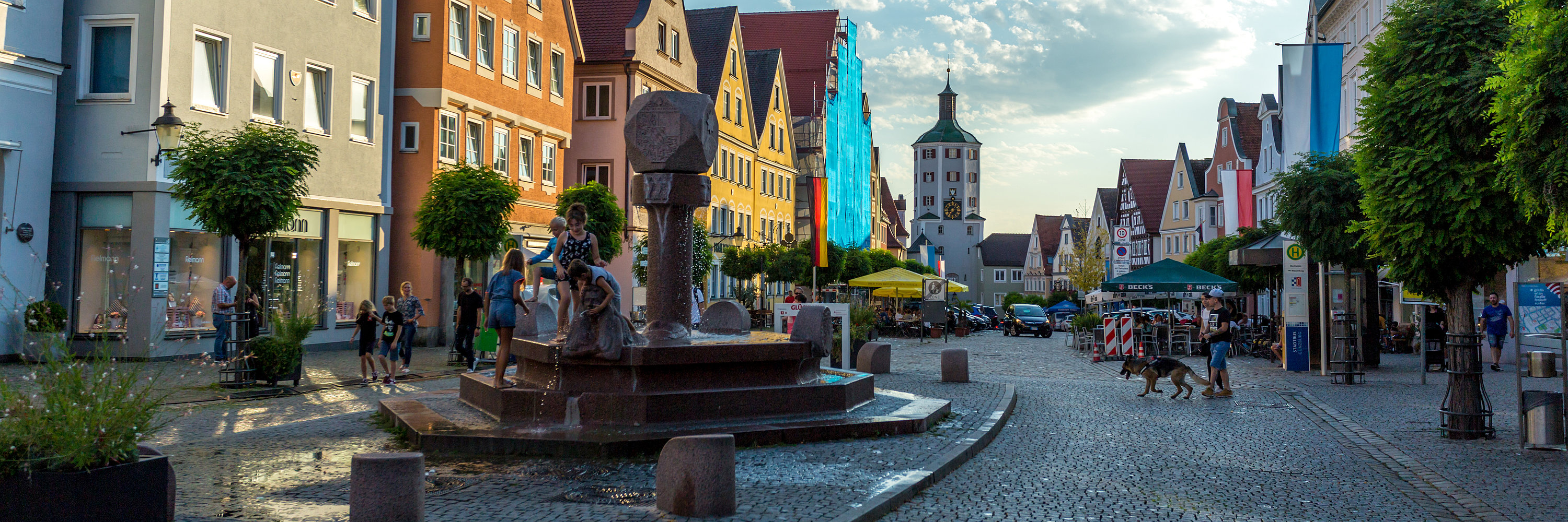 Spielende Kinder am Marktplatz. Foto: Philipp Röger für die Stadt Günzburg