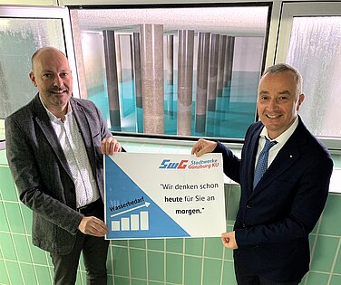 Der Vorstand der Stadtwerke Lothar Böck und Verwaltungsratsvorsitzender der SWG Gerhard Jauernig (v. l. n. r.) denken schon heute für Sie an morgen und präsentieren im Trinkwasserbehälter im Birket ihre Pläne für die Zukunft der Wasserversorgung in Günzburg. Foto: Carmen Willer/Stadt Günzburg