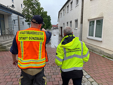 Am Morgen des Hochwassers zeigte Stadtbrandmeister Florian Propp Günzburgs Oberbürgermeister Gerhard Jauernig die aktuelle Lage. Das Wasser reichte in der Wagnergasse bis zum Eingang des Alten- und Pflegeheims der Heiliggeist-Spitalstiftung. Foto: Michael Lindner/Stadt Günzburg