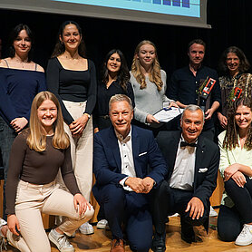 Geehrt wurde Johannes Jäger vom Maria-Ward-Gymnasium mit dem Team der Musicalinszenierung "Joseph". Foto: Johanna Hofgärtner/Stadt Günzburg