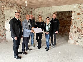 Günzburgs Oberbürgermeister Gerhard Jauernig (Zweiter von links) traf sich mit allen Beteiligten der Sanierung von St. Martin: (von links), Pfarrer Christoph Wasserrab, Verwaltungsleiter der Pfarreiengemeinschaft Günzburg Michael Klotz, Architektin Monika Wiesmüller-Schwab, Einrichtungsleiterin Carmen Elsäßer und Jan Wiesmüller vom Architekturbüro Schwab. Foto: Michael Lindner/Stadt Günzburg