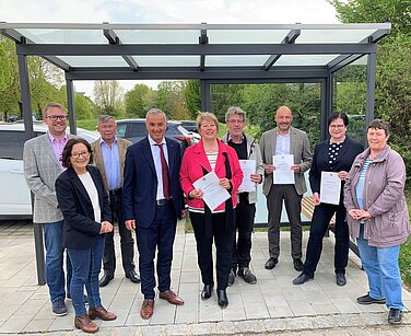 uebergabeveranstaltung_helmut-und-marliese-mader-stiftung Vor der neuen Wartestation für Menschen mit Handicap übergibt Stiftungsratsvorsitzender Oberbürgermeister Gerhard Jauernig (4. v. l.) gemeinsam mit den Stiftungsräten Stefan Baisch, Ursula Seitz (v. l.) und Christa Wall (r.) die Spendenurkunden an die Vertreterinnen und Vertreter der Institutionen „vhs Günzburg“, „Dr.-Georg- Simnacher-Stiftung“, „Stadtwerke Günzburg“ und „Arbe Psychosoziale Hilfsgemeinschaft“. Foto: Georgine Fäßler/Stadt Günzburg