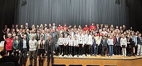148 Sportler sind mit dem Sportpreis der Großen Kreisstadt Günzburg im Forum am Hofgarten von Oberbürgermeister Gerhard Jauernig ausgezeichnet worden.  Foto: Monika Rudolph/ Stadt Günzburg