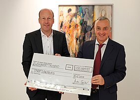 Bezirkstagspräsident Martin Sailer (links) überreichte den Scheck Günzburgs Oberbürgermeister Gerhard Jauernig, der ihn stellvertretend für alle von der Flutkatastrophe betroffenen Gemeinden Schwabens entgegennahm. Foto: Lothar Jander/Sparkasse Schwaben-Bodensee