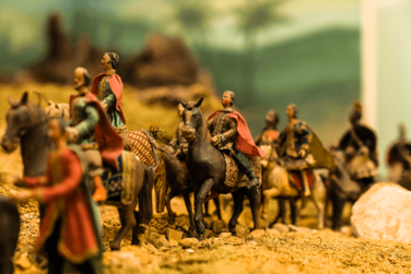 Eine Gruppe an Figuren der spätbarocken Lutz-Krippe im Heimatmuseum Günzburg befindet sich auf dem Weg zum Stall von Bethlehem. Foto: Philipp Röger für die Stadt Günzburg