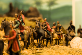 Eine Gruppe an Figuren der spätbarocken Lutz-Krippe im Heimatmuseum Günzburg befindet sich auf dem Weg zum Stall von Bethlehem. Foto: Philipp Röger für die Stadt Günzburg