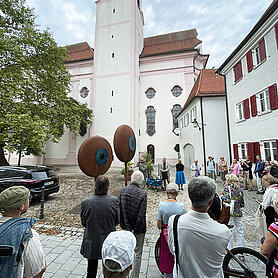 Rundgang nach der Vernissage durch den SkulpturenPark, Foto: Johanna Hofgärtner