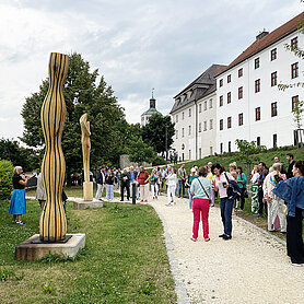 Rundgang nach der Vernissage durch den SkulpturenPark, Foto: Johanna Hofgärtner