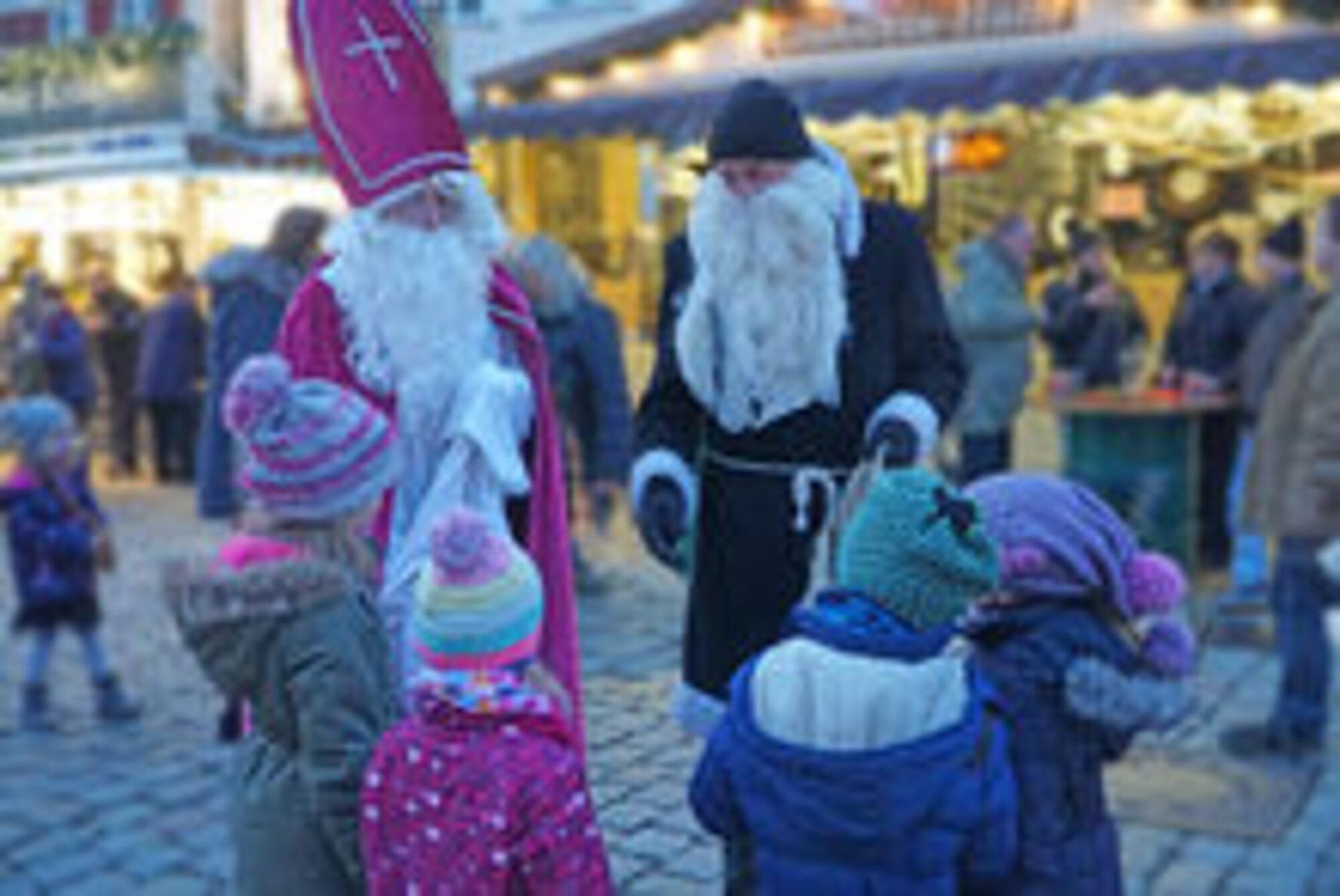Ein Besuch vom Nikolaus ist ein fester Bestandteil des traditionellen Nikolausmarktes. Foto: Julia Ehrlich/Stadt Günzburg