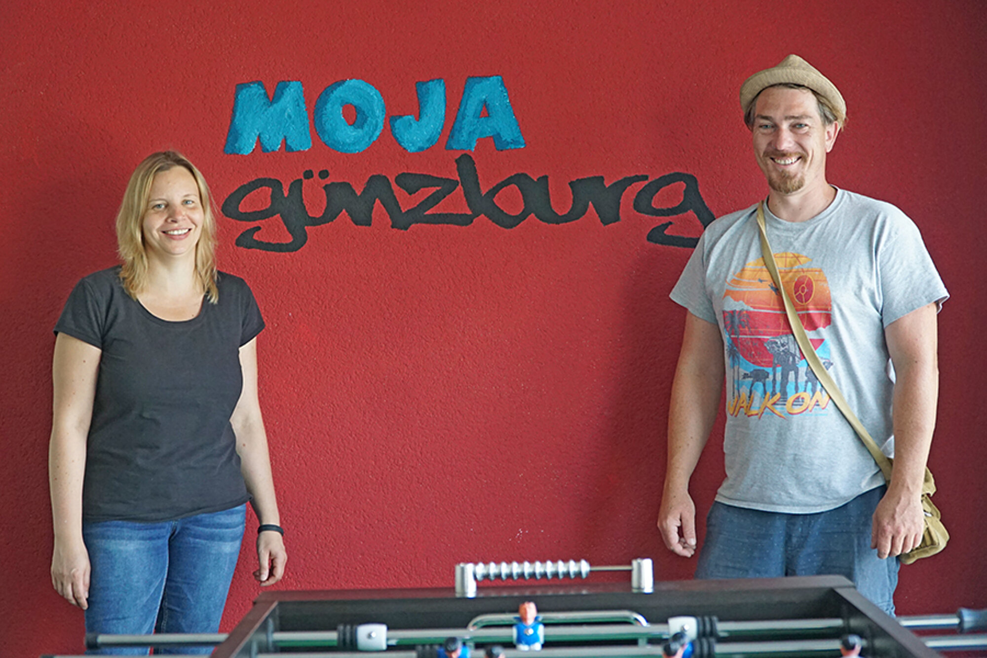 Andrea Burkhardt und Benjamin Bierweiler sind die Ansprechpartner der Mobilen Jugendarbeit in Günzburg. Foto: Julia Ehrlich/ Stadt Günzburg