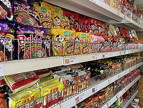 Ein bunter Mix aus der Welt der asiatischen Küche wird im Shop Siam Asia Lebensmittel ST in Günzburg angeboten. Foto: Michael Lindner/ Stadt Günzburg