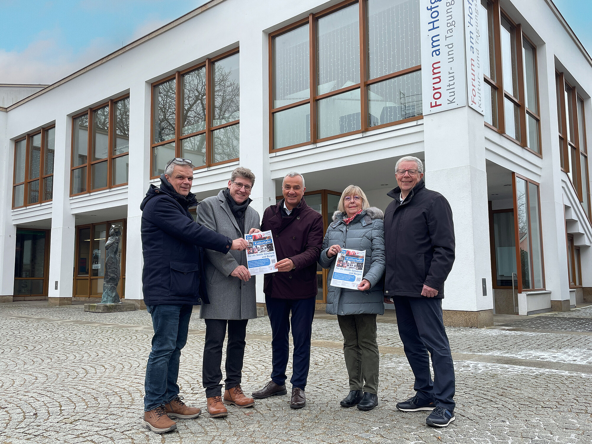 Sie freuen sich über die Fortführung der Kulturtafel (von links): Mathias Abel, Martin Brenner, Gerhard Jauernig, Gabriele Ritzler und Hans Klement. Foto: Michael Lindner/Stadt Günzburg Sie freuen sich über die Fortführung der Kulturtafel (von links): Mathias Abel, Martin Brenner, Gerhard Jauernig, Gabriele Ritzler und Hans Klement. Foto: Michael Lindner/Stadt Günzburg