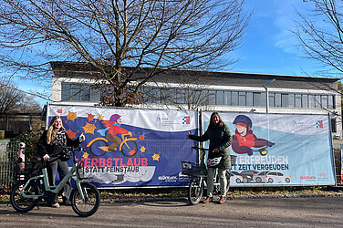 Radverkehrsbeauftragte Daniela Fischer (rechts) und Annalena Riß (Freiwilliges Ökologisches Jahr bei der Stadt Günzburg) präsentieren die neuen Fahrradbanner der Stadt. Foto: Michael Lindner/Stadt Günzburg