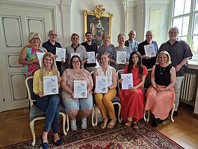 In Günzburg gibt es nun zwölf neue Gästeführer. Neun Frauen und drei Männer haben die monatelange Ausbildung erfolgreich abgeschlossen. Foto: Anja Hauke/Stadt Günzburg